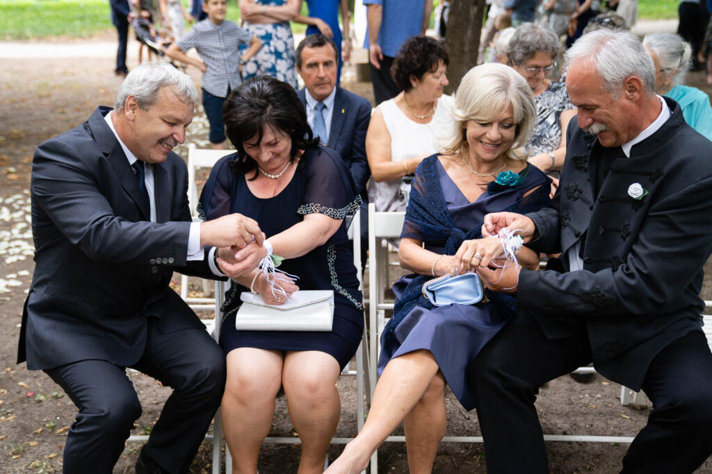 Fröhliche, glückliche Eltern bereiten sich auf die Hochzeitszeremonie vor. Professioneller Hochzeitsfotograf Wien